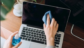 Khi màn hình laptop bị vô nước thì cách xử lý nó ra sao?