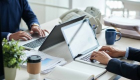 Mua máy tính để bàn hay Laptop